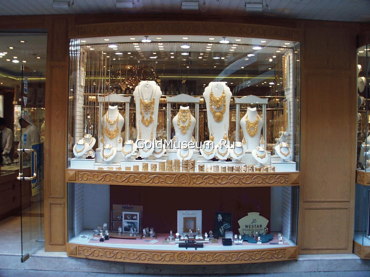 Витрина золотого магазина в Дубае (ОАЭ)